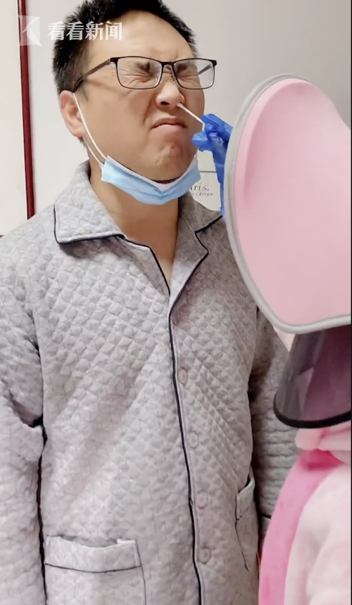 【上海一核酸点被砸涉事男子被处罚,上海做核酸捅鼻子吗】-第1张图片